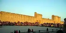 Photographie contemporaine des remparts vus depuis les arènes.