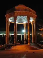 Le mausolée de Hafez attire des millions de visiteurs tous les ans. Non loin de celui-ci se trouve la tombe de Shah Shoja.