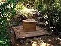 Siège en bois avec couvercle.