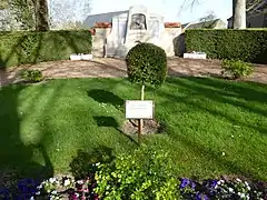 Arbre du cinquantenaire du retour des camps (1995) et monument aux morts.