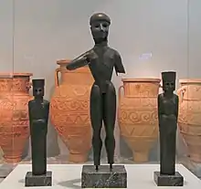 « Triade de Dréros », VIIIe&nbsp;siècle&nbsp;av. J.-C. Musée archéologique d'Héraklion.