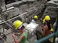 Une équipe d'archéologues qui fait des fouilles au milieu de ruines de la Rome antique, Italie.
