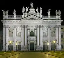 Façace éclairée de la basilique, de nuit.