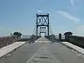 2- L'accès au pont, côté rive droite avec largeur réduite.