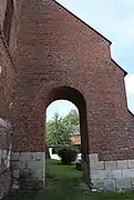 L'imposant contrefort du mur nord de la nef est percé d'une arche.