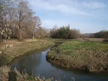 L'Ardanavy sépare Urcuit (à gauche) et Briscous (à droite) quelques mètres avant de délimiter Urcuit et Urt.