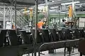 Fendis à la sortie de la machine à fendre.