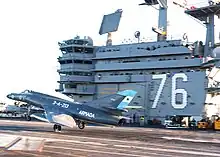Chasseur Super-Étendard argentin sur le pont d'envol, en train de décoller.