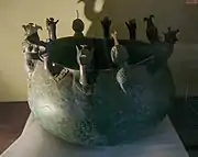 Chaudron de bronze aux protomés: 4 génies ailés et 8 griffons. Salamine de Chypre, fin VIIIe&nbsp;siècle.Musée Arch. Nicosie
