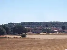 photographie couleurs : un paysage sec avec un village au fond