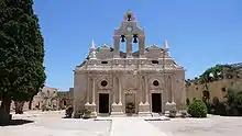 photographie couleurs : une église de pierres blanches sur une place