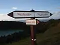 Sentier de randonnée autour du lac de cratère Dziani Dzaha, sur la Petite-Terre à Mayotte.