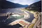 Barrage de Keenleyside construit dans les années 1960 à la suite de la signature du traité de la rivière Columbia. Une centrale de 185&nbsp;MW a été ajoutée en 2002.