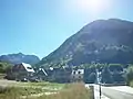En arrière plan à gauche, le Tuc de Montardo à 2&nbsp;833&nbsp;m et à droite le Malh des Vivèrs à 2&nbsp;154&nbsp;m