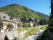 le Ticó Blanc 2&nbsp;162&nbsp;m en arrière plan et la rivière Valarties