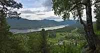 Partie du village au premier plan et Iogatch en arrière-plan.