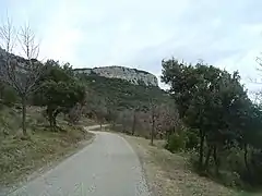 Kilomètre plus facile avant la jonction avec la route venant de Bouquet et vue sur la falaise du Clergue (582&nbsp;m), voisine du mont Bouquet.