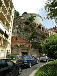 Accès à la colline par l'ascenseur du château, rue des Ponchettes.