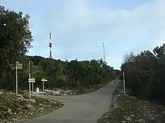 Le croisement (561&nbsp;m) avec les routes de Seynes et Bouquet et le raidillon final.
