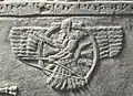 Un relief néo-assyrien d'Assur comme un archer vêtu de plumes. Il apparaît sur le drapeau assyrien.
