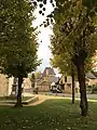 Vue sur une maison Renaissance du village. Photo prise depuis l'entrée de l'église Saint-Hilaire.