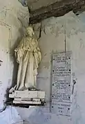 De nombreux ex-voto sont fixés sur les parois.