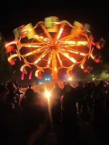 Manège de foire durant le festival