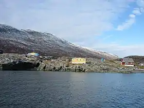 Habitations à Ataa sur l'île Alluttoq.