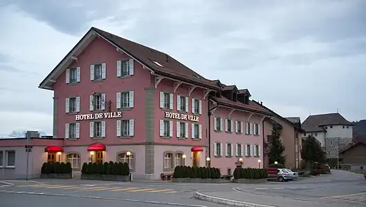L'hôtel-restaurant communal et, en arrière-plan, le château.
