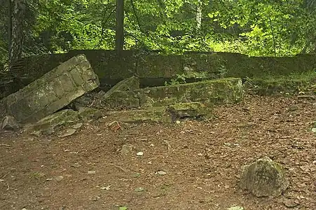 Restes du bâtiment où se trouvait la salle de conférence dans laquelle Hitler a été blessé dans l’attentat du 20 juillet 1944 (no&nbsp;6 ci-dessus).
