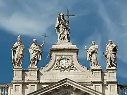 Statues au sommet de la façade.