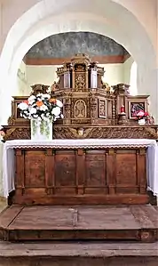 Maître-autel avec un retable en noyer du XVIIIe siècle.
