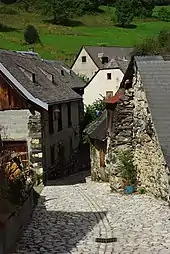 Au village.