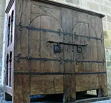 Quatre pentures droites, terminées en fleur de lys, pour la rotation des battants (armoire liturgique d'Aubazine).