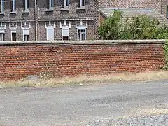 Les murs d'enceinte.