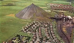 La fosse modernisée, son terril, et ses cités.