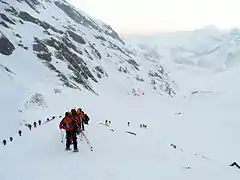 Le Schnidejoch (à gauche) et la Wildhornhütte (en) (à droite).