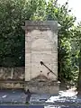 Une fontaine ancienne dans la rue principale (sept.&nbsp;2009)