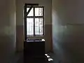 L'une des deux potences mobiles qui se trouvaient dans la cour