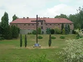 Auschwitz, juin 2008 : la grande croix toujours en place devant le Block 11