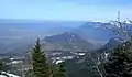 L'anticlinal du Ratz vu dans la longueur depuis le Bec de l'Orient au sud-ouest, montrant le plateau du Grand-Ratz dans le prolongement de la dent de Moirans, les deux reliefs étant séparés par la cluse de Voreppe.