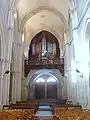 L'entrée avec la tribune et l'orgue.