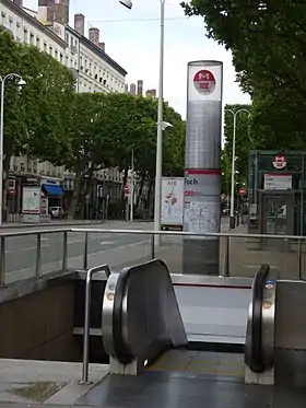 Bouche de métro à la station Foch
