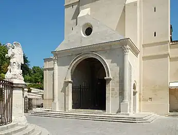 Le porche à l'antique.