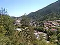 Axat, vue générale, église et ruines du vieux château.