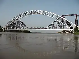 Le pont d'Ayub avec le pont Lansdowne en arrière-plan