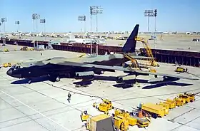 Alignements de bombardiers B-52 sur la base de Carswell en 1983 ; l'avion au premier plan est le B-52D serial 55-0068 et on distingue des B-52H à l'arrière plan.