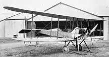 Photo noir et plan d'un avion au sol.