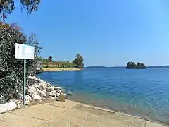 Embarcadère et plage sur le lac (es).