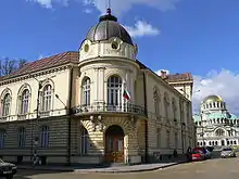Vue rapprochée d'une des tours du bâtiment.